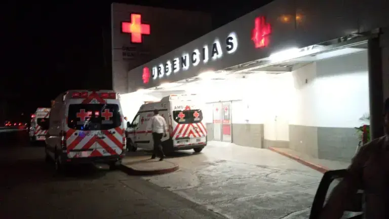 El menor de edad ingresó a un hospital con herida de bala en el pómulo alrededor de las 12:07 horas.