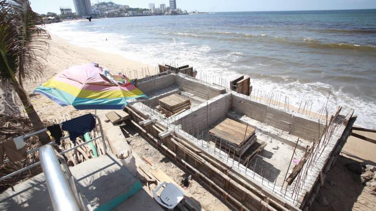 La construcción de la cimentación de una palapa en la playa, a la altura de la avenida Rotarismo, fue suspendida por las autoridades municipales.