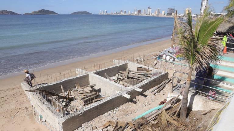 Concluye demolición de parte de cimentación de palapa en playa de Mazatlán