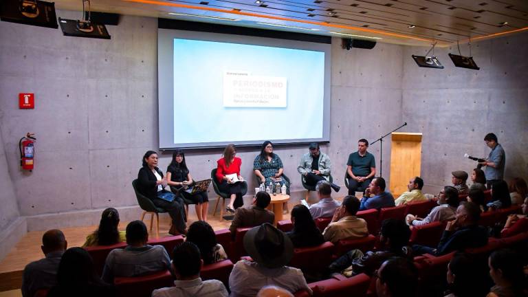 Participantes en el conversatorio “Periodismo y acceso a la información: retos y oportunidades”.