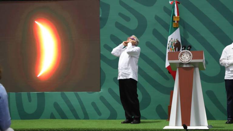 El Presidente Andrés Manuel López Obrador observa el desarrollo del eclipse solar desde Mazatlán.