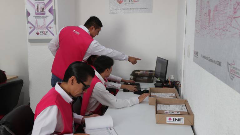 Personal del INE haciendo el simulacro del Programa de Resultados Electorales Preliminares.