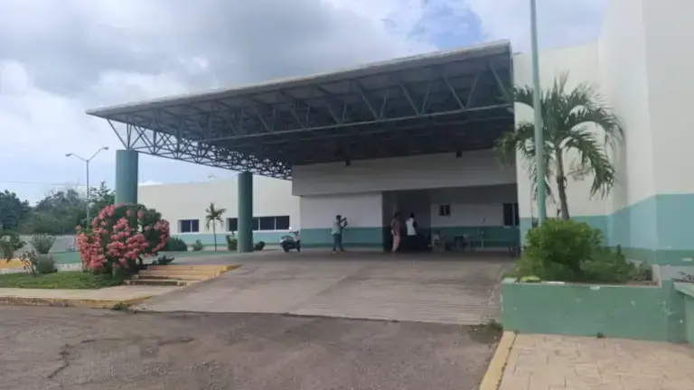 El joven fue atendido en el Hospital IMSS Bienestar, donde médicos lograron extraer la bala alojada en su espalda.