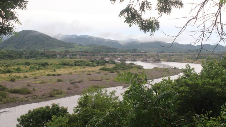Los principales puntos de desbordamiento son el río Baluarte, presa Las Higueras, en Rosario.