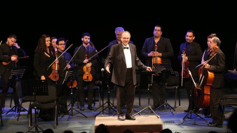 Camerata Mazatlán dirigida por el maestro Gordon Campbell presentó el concierto Pascua Barroca, en el Teatro Ángela Peralta.