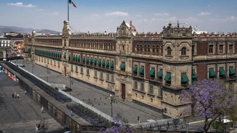 El Palacio Nacional en la Ciudad de México es rodeado por una valla.