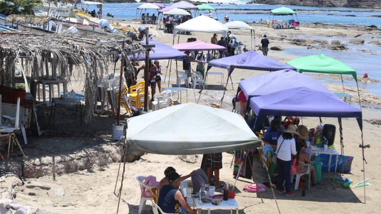 Pese al verano, disminuyen bañistas en playas de Mazatlán