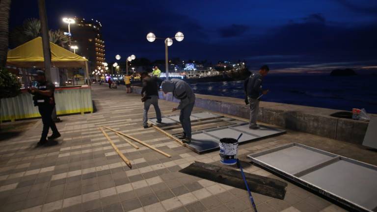 La zona de Olas Altas se alista para el inicio del Carnaval de Mazatlán.