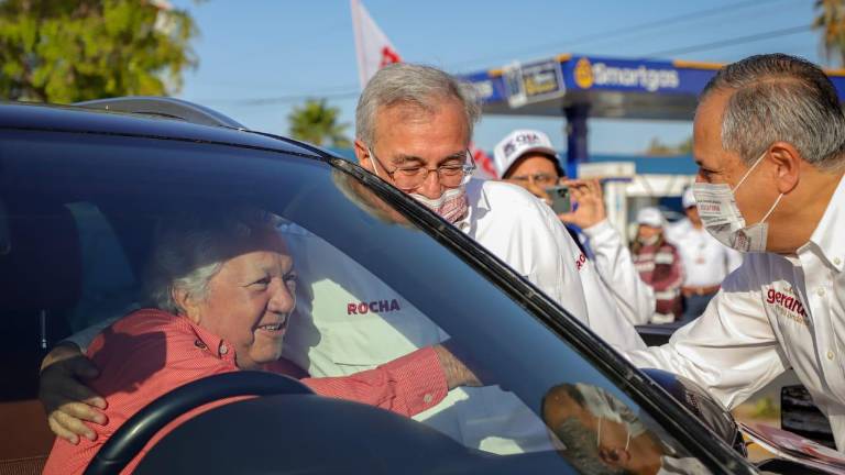 Rubén Rocha Moya y Gerardo Vargas Landeros saludan a los mochitenses.