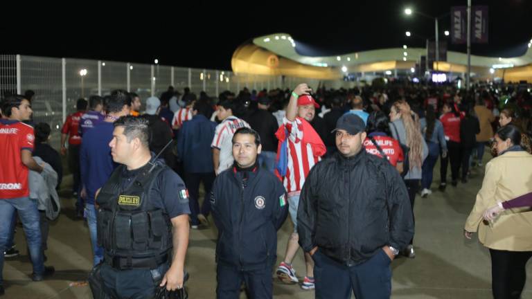 La seguridad en el estadio El Encanto estuvo atenta a los incidentes.