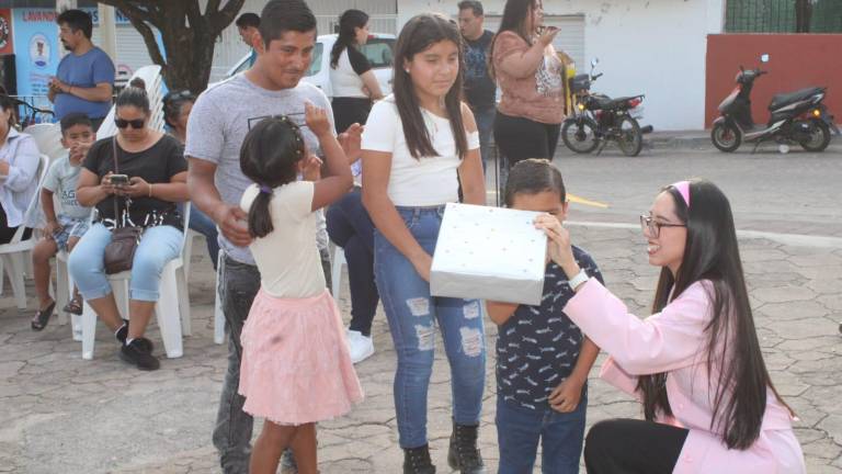 Divulgadora científica ofrece taller de creación de visor de eclipse a niños de Rosario
