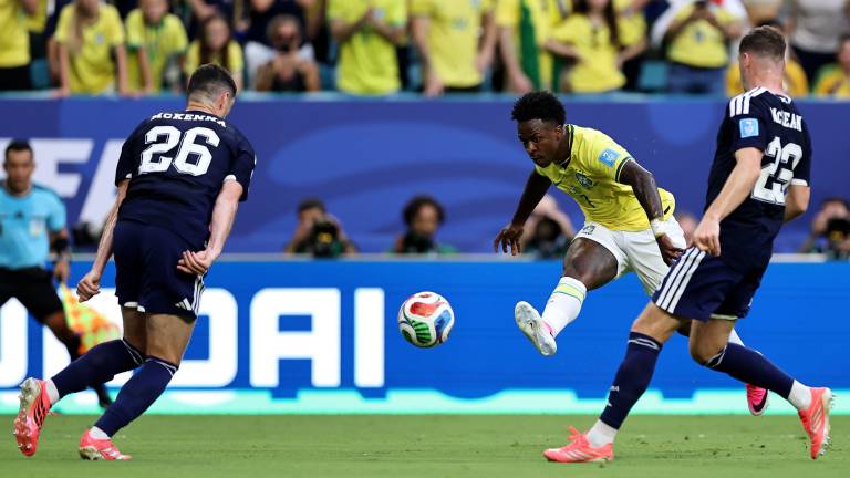 Vinícius marca doblete.