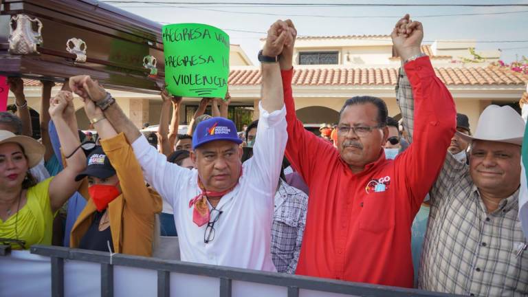 Con ataúd, protestan en Los Mochis por el ‘asesinato’ de la democracia en la jornada electoral