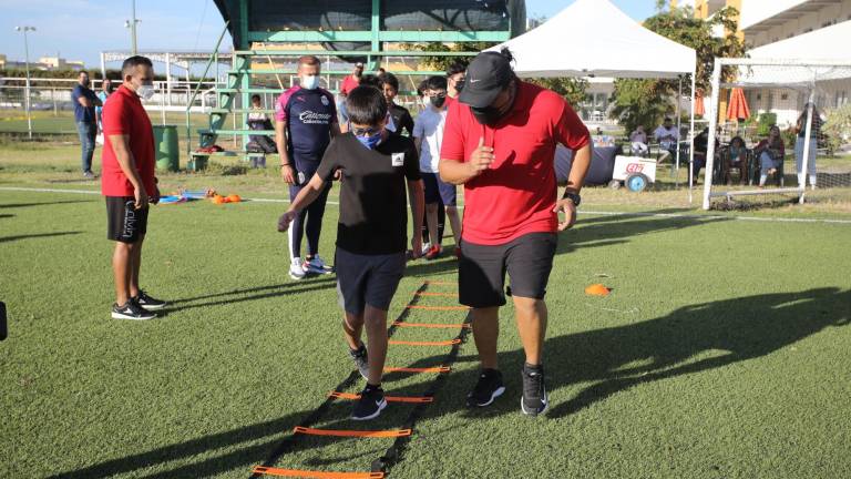 Practican futbol alumnos del Andes con ex jugador de las Chivas, Ignacio Vázquez