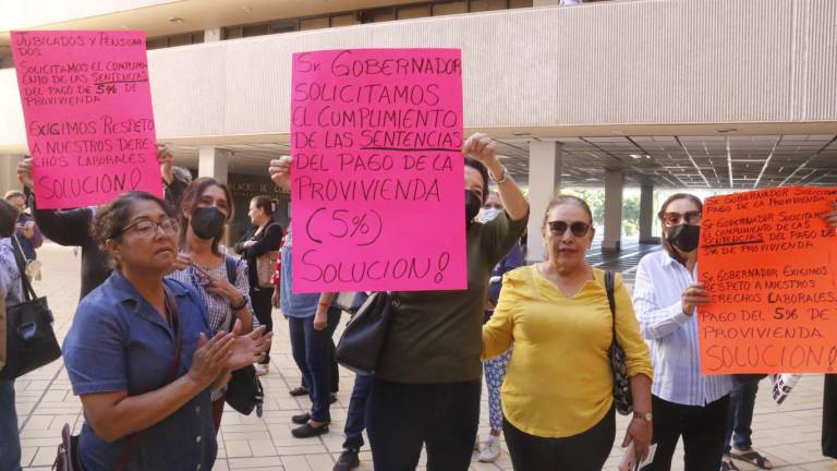Los jubilados y pensionados exigieron al Gobernador Rubén Rocha Moya el pago de sus prestaciones.