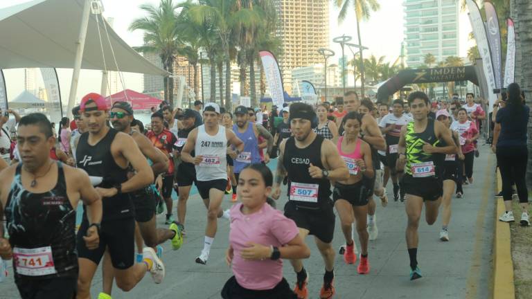 Cientos de participantes corren por una buena causa.