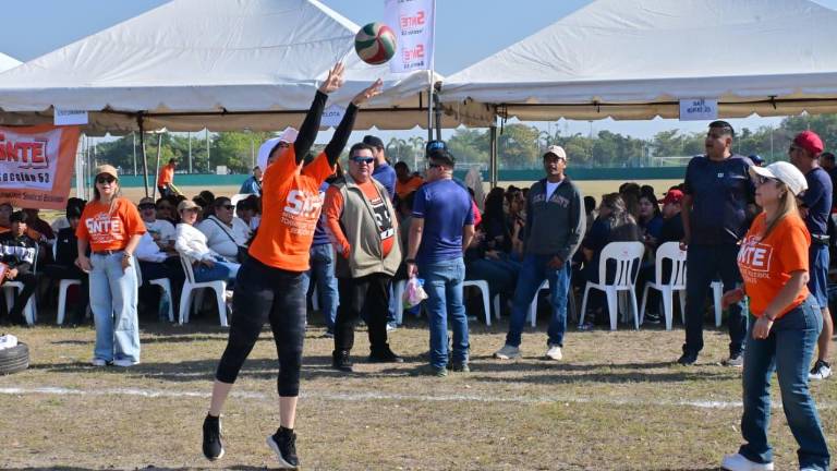 Los participantes demostraron su habilidad y dedicación en el voleibol.