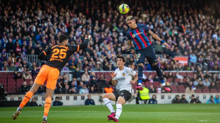 Barcelona se impuso al Valencia con gol de Raphinha.