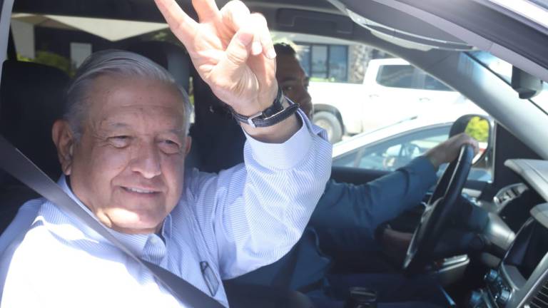 El Presidente Andrés Manuel López Obrador salió este sábado de Mazatlán para dirigirse a Durango y Coahuila, donde realizará otras visitas de supervisión.