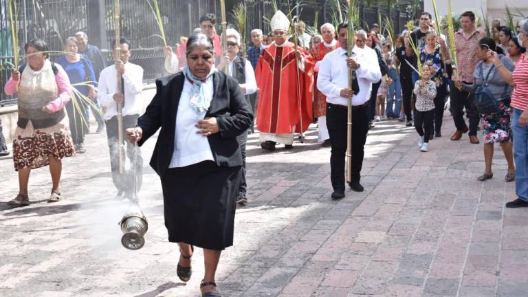 Fieles católicos de Culiacán se congregaron en la Catedral Basílica de Nuestra Señora del Rosario en la ceremonia de la bendición de palmas.