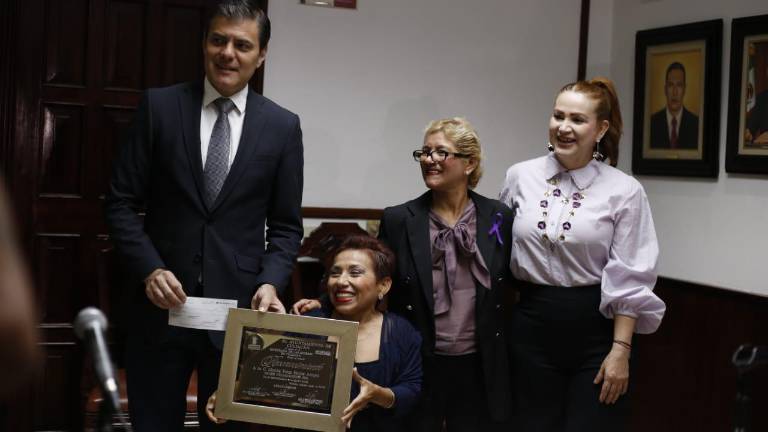 El Ayuntamiento entregó el premio Mujer Culiacanense 2026 a la activista Martha Elena Santos Arroyo.