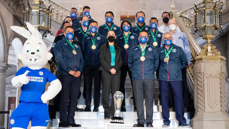 La Jefa de Gobierno de la Ciudad de México posa junta al trofeo de campeón.