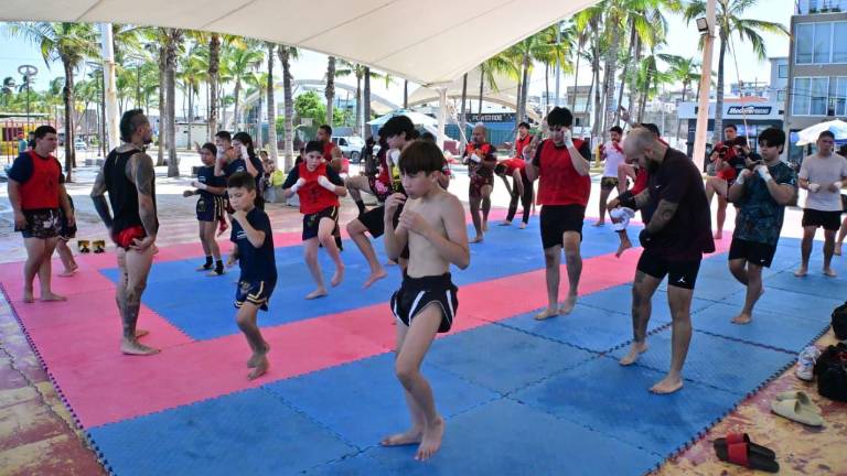 José Juan ‘El Demonio’ Tavares, referente del muay thai nacional, comparte sus conocimientos en Mazatlán.