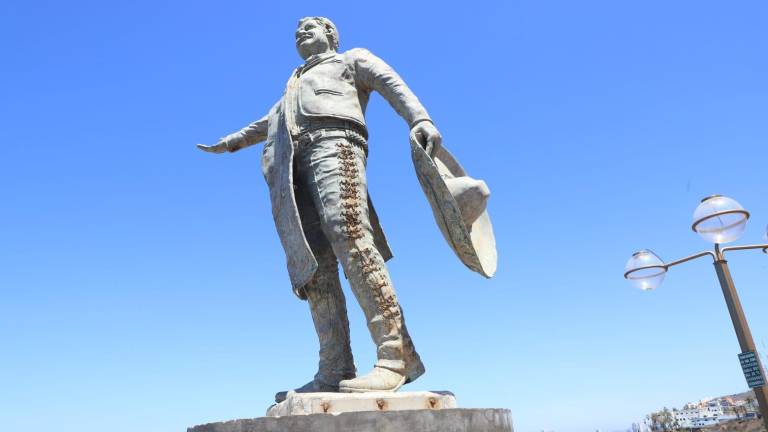 Monumento de José Alfredo Jiménez, en Mazatlán, está en el abandono y descuidado