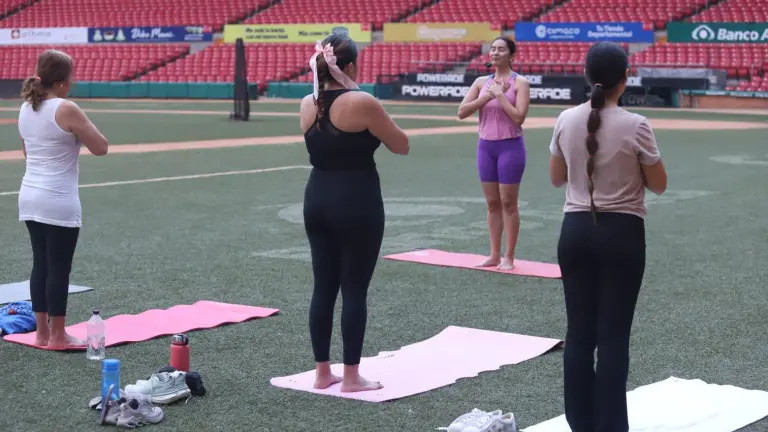 Marisol Velarde imparte la clase de yoga.