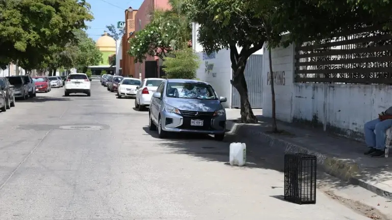 En la Zona Dorada de Mazatlán, retiraron objetos que obstruían las zonas de estacionamiento, pero luego reaparecieron.