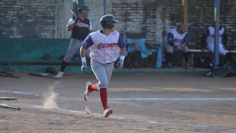 La Liga de Beisbol Sabatina en el Club Deportivo Polluelos vive sus semifinales con duelos cargados de poder ofensivo.