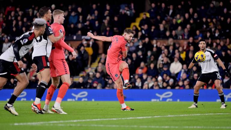 Raúl Jiménez y Fulham suman gris empate en casa ante el Everton