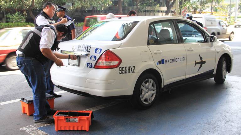 En los aeropuertos solo pueden operar servicios autorizados y Uber y otras apps no tienen permisos, aclara la SICT.