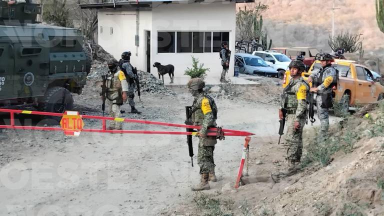 Personal militar en la entrada de la mina donde rescatan a cuatro trabajadores atrapados.