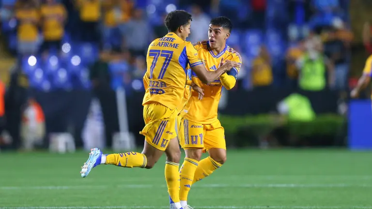 El sinaloense Ozziel Herrera marca un golazo.