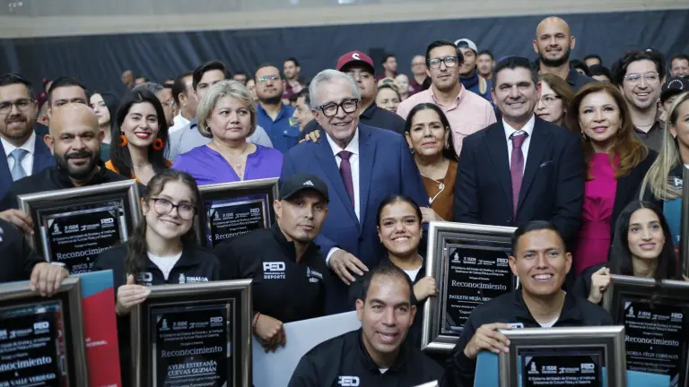 Los deportistas y entrenadores ganadores junto al Gobernador Rubén Rocha Moya.