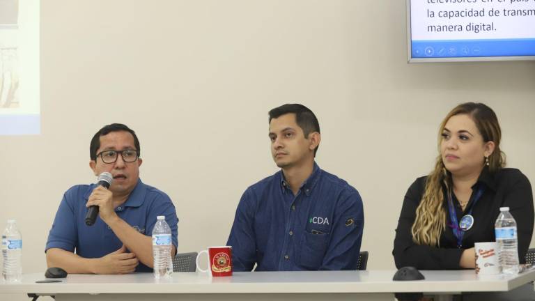 Jorge Sánchez García, Encargado de Seguridad e Higiene de Industrias Marino, en compañía de Daniel López, director de CDA-Reciclaje de electrónicos; y Cindy Rodríguez, de Álamo.