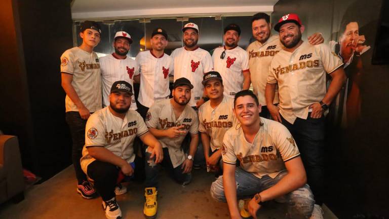Integrantes de la Banda MS y Plan de Escape, durante la inauguración de la Liga Mexicana del Pacífico en el Teodoro Mariscal.