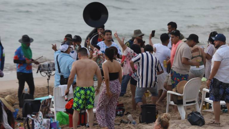 Tras la polémica, suena la banda sinaloense en playas de Mazatlán