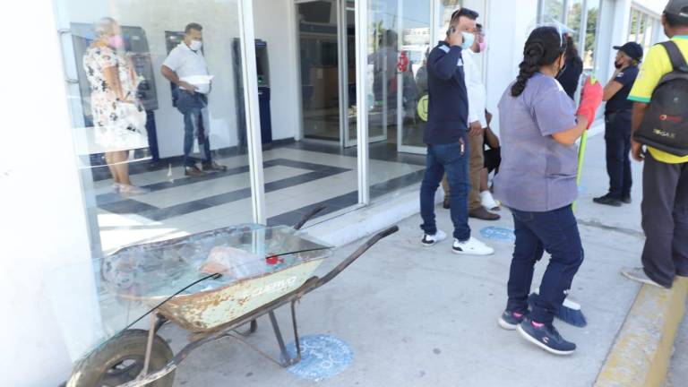 Menor en motocicleta se estrella contra fachada de banco en la colonia Zapata, en Mazatlán