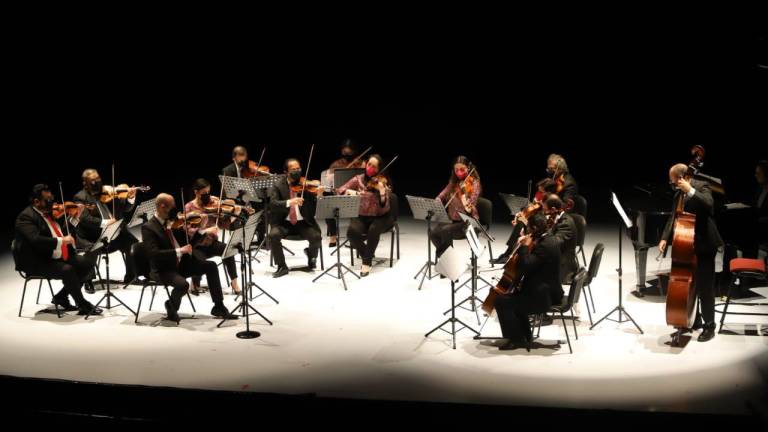 La Camerata de San Luis Potosí ofreció un romántico concierto de cuerdas en el Teatro Ángela Peralta.