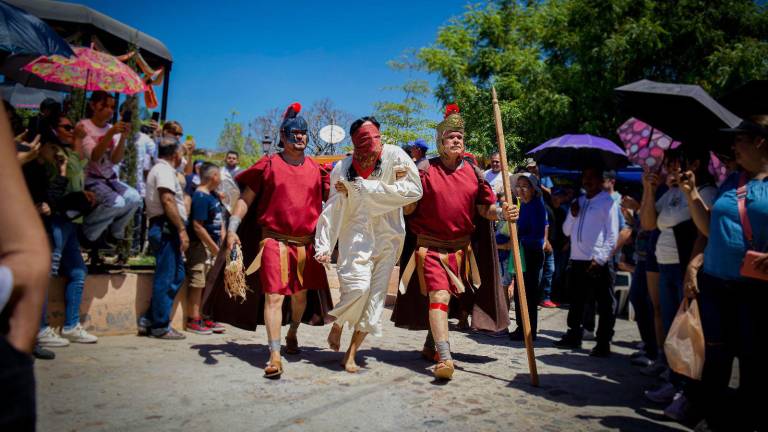 El Viacrucis en Malpica reunió a más de 3 mil asistentes.