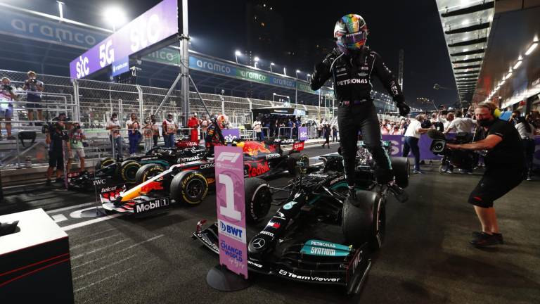 Lewis Hamilton gana el GP de Arabia Saudita y consigue igualar a Verstappen; Checo abandona