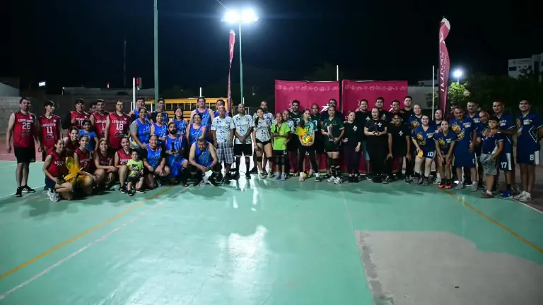 Los equipos reciben sus trofeos.