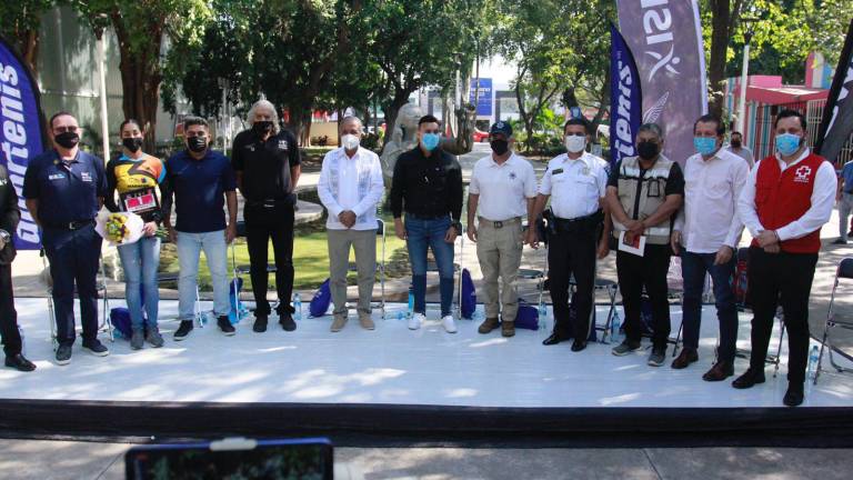 Autoridades municipales y organizadores del Maratón Internacional de Culiacán 2022.