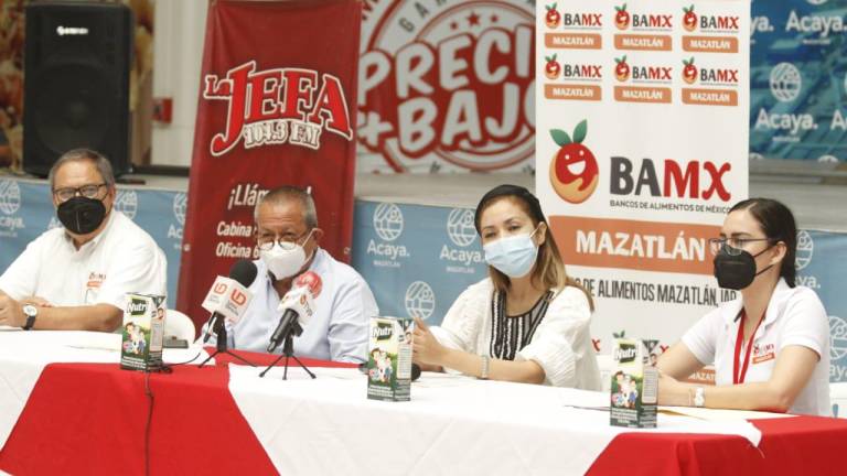 Amadeo Sánchez, Francisco Martínez, Ninfa Padrón y Jennifer Aceves invitan a participar a los mazatlecos en la Campaña Bigotes de Leche.
