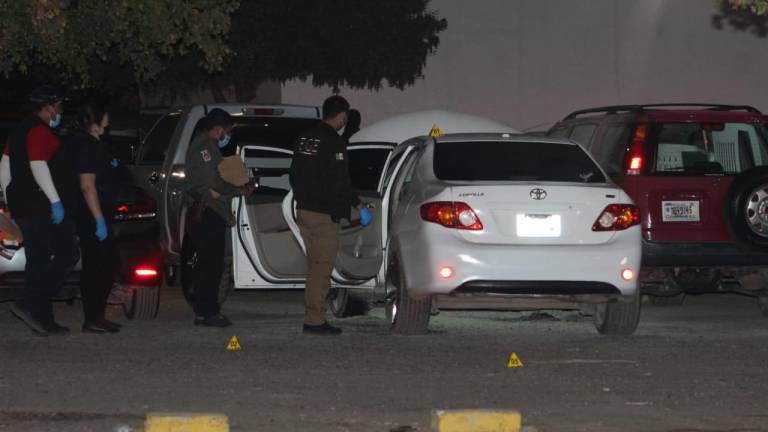 Asesinan a balazos a un hombre en el estacionamiento de una tienda en Culiacán