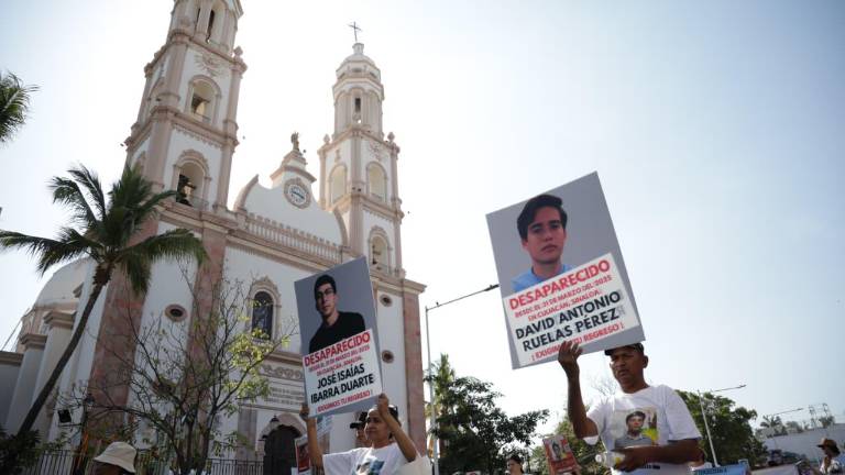 Marcha en Culiacán por dos jóvenes estudiantes de aviación desaparecidos hace un año.