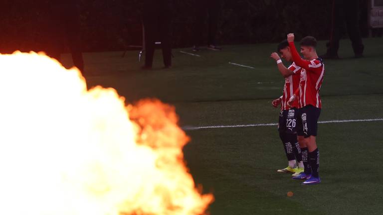 Armando González celebra su gol dentro de la goleada de Chivas sobre el León.