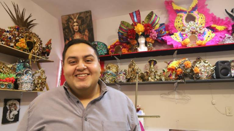 Luis Antonio Ríos, conocido como Momo, trabaja por cuarta ocasión en el Traje Real del Carnaval de Mazatlán.
